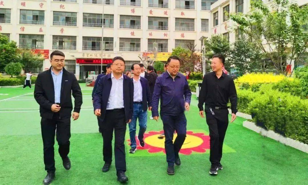 调研组先后到礼县实验中学,实验小学,雷坝镇中心小学等学校,就城乡