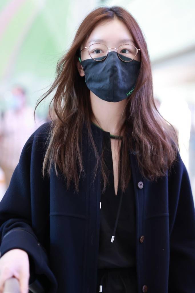 周冬雨结束戛纳行程 栗色长发搭配金属框架眼镜现身机场_皮相_账号