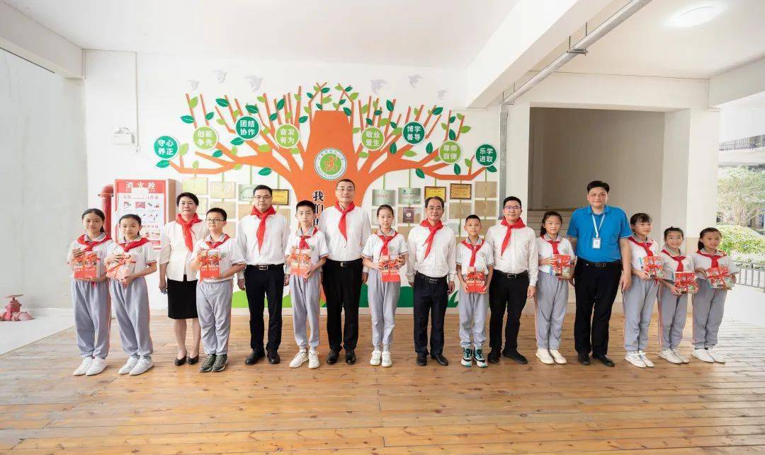 在"六一"国际儿童节前夕,汕尾市妇联在市第二小学开展"少年儿童心向党