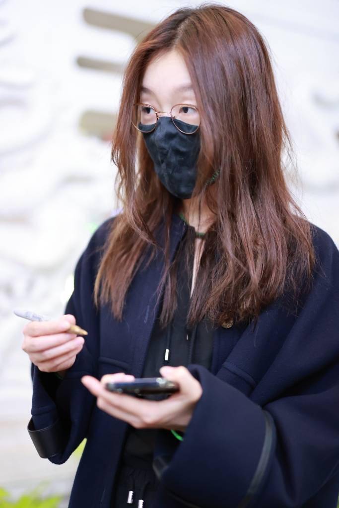 周冬雨结束戛纳行程 栗色长发搭配金属框架眼镜现身机场_皮相_账号