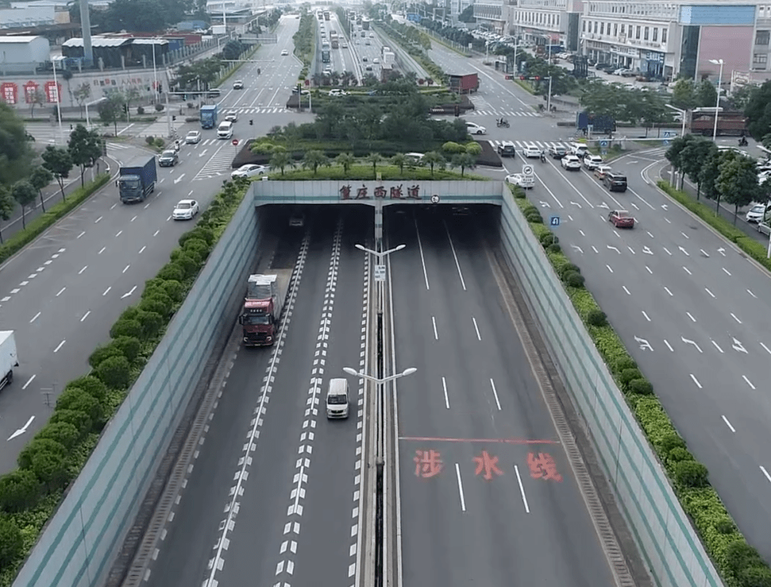 经常可以看到有涉水线提示标志,如隧道内积水淹没涉水线,则隧道内积水