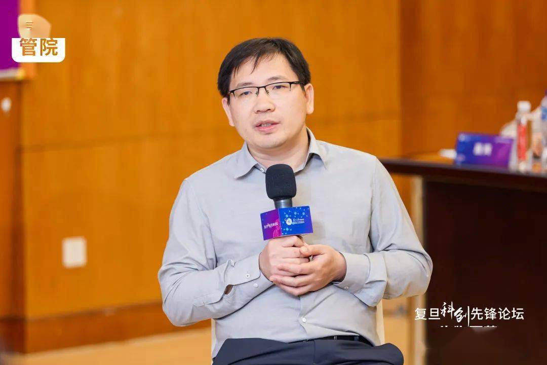 李聪院长带来了"生物医药前沿和新药创制机遇"的主题演讲,并与上海君