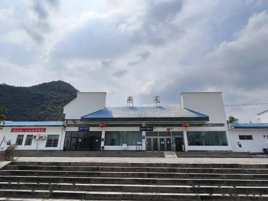 6月1日晚8点,黔桂线麻尾站16#道岔附近,烛光微暖,贵阳电务段青年职工