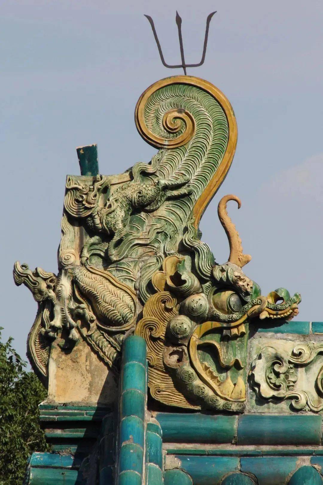 古建筑屋脊上的琉璃装饰