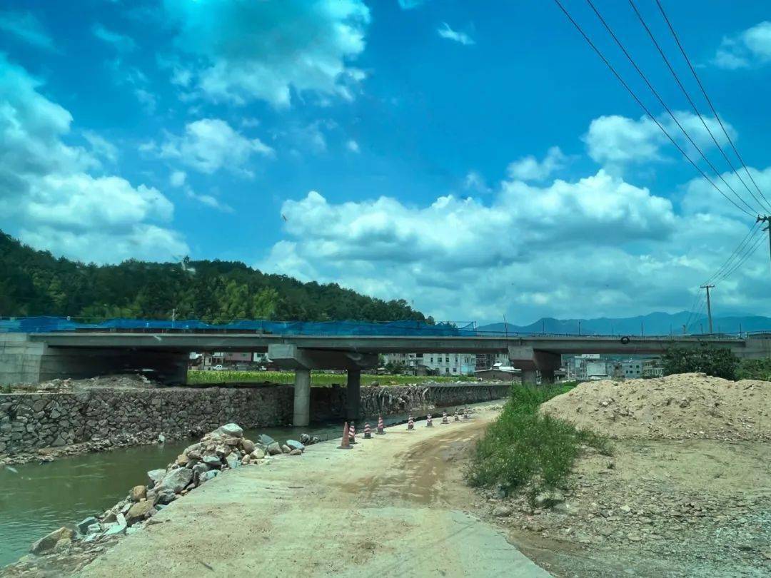 漳武高速十方互通及接线工程二标段两座中桥完成梁片吊装_建设_交通