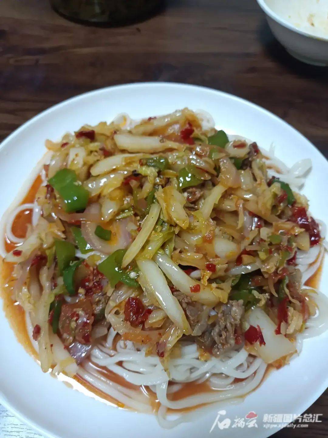 其中,酸菜土豆丝,大白菜拌面13元,辣子肉,茄子肉拌面15元,过油肉拌面