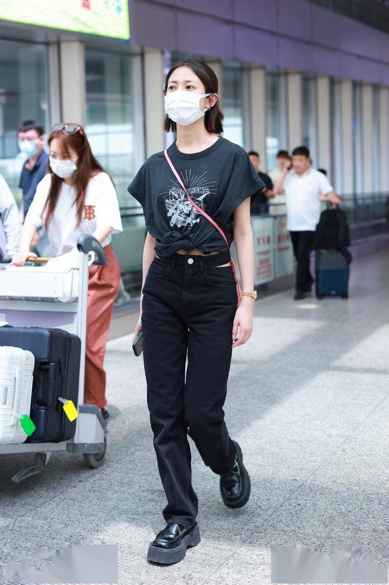 街拍:陈钰琪印花t恤 黑色休闲裤 厚底鞋帅气个性_北京_机场