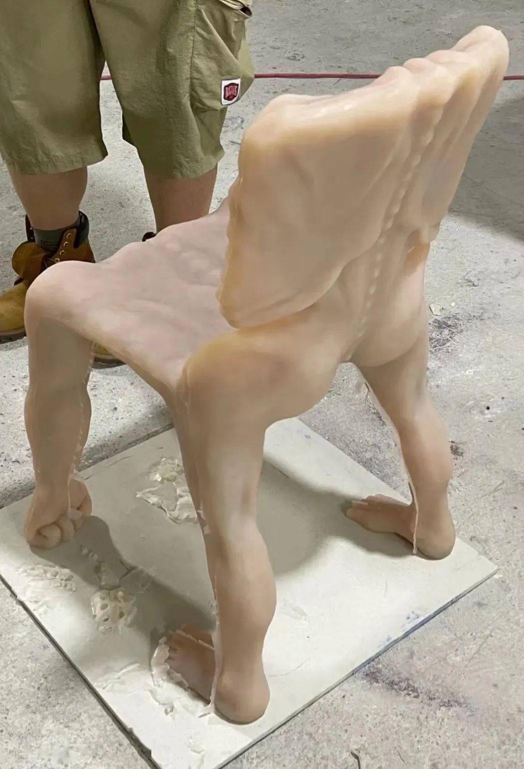 资讯分享丨川美毕设惊现"人肉椅子",00后美术生真会玩!