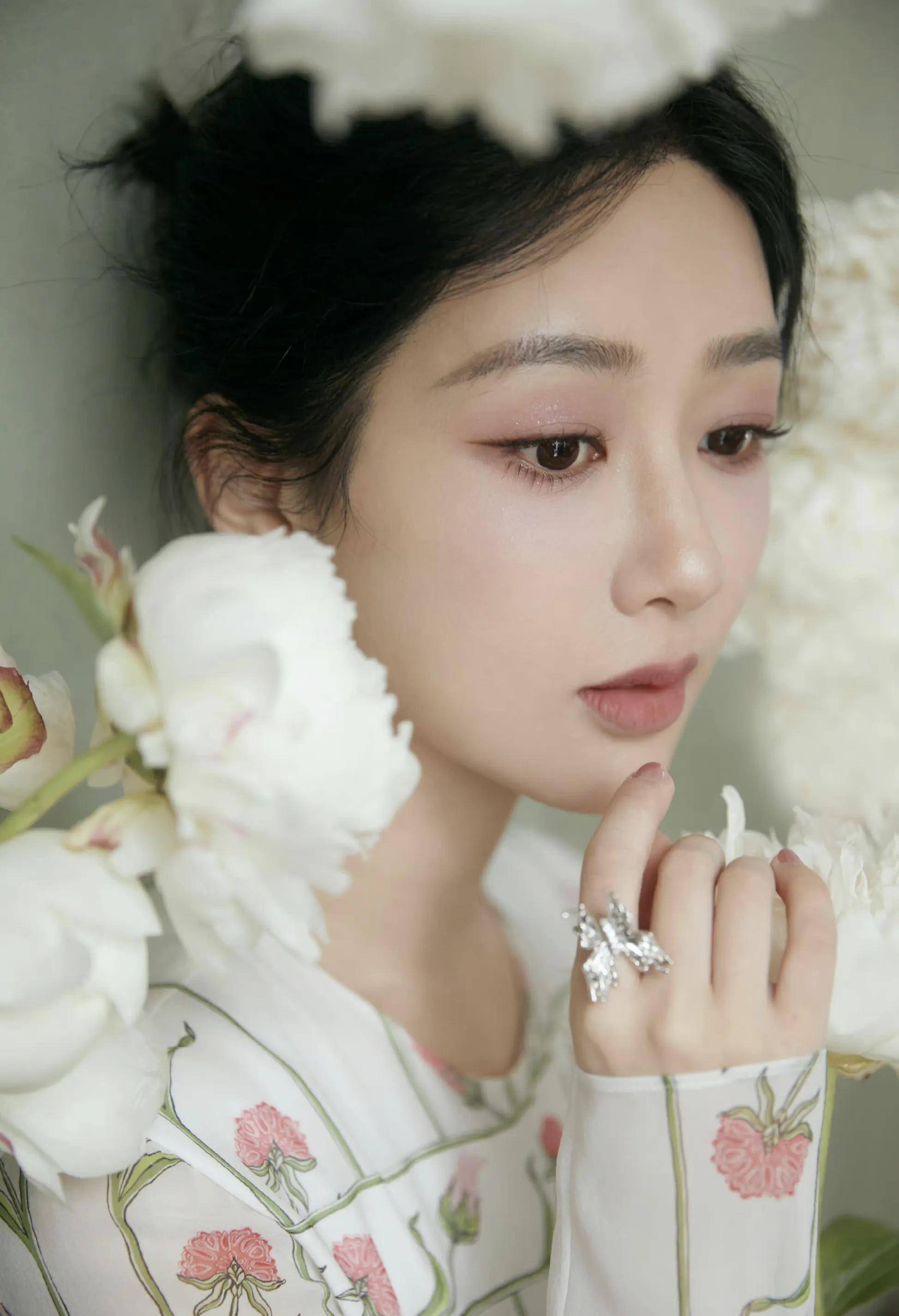 女星杨紫魅力造型:国风风韵,清新淡雅