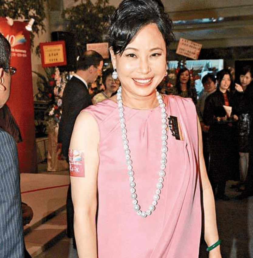 70岁赌王三太陈婉珍出席活动,肤白貌美逆生长,皮肤紧致无皱纹_横店