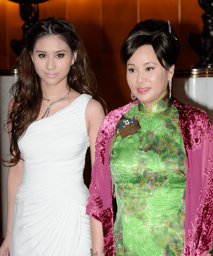 70岁赌王三太陈婉珍出席活动,肤白貌美逆生长,皮肤紧致无皱纹_横店_状态_信息