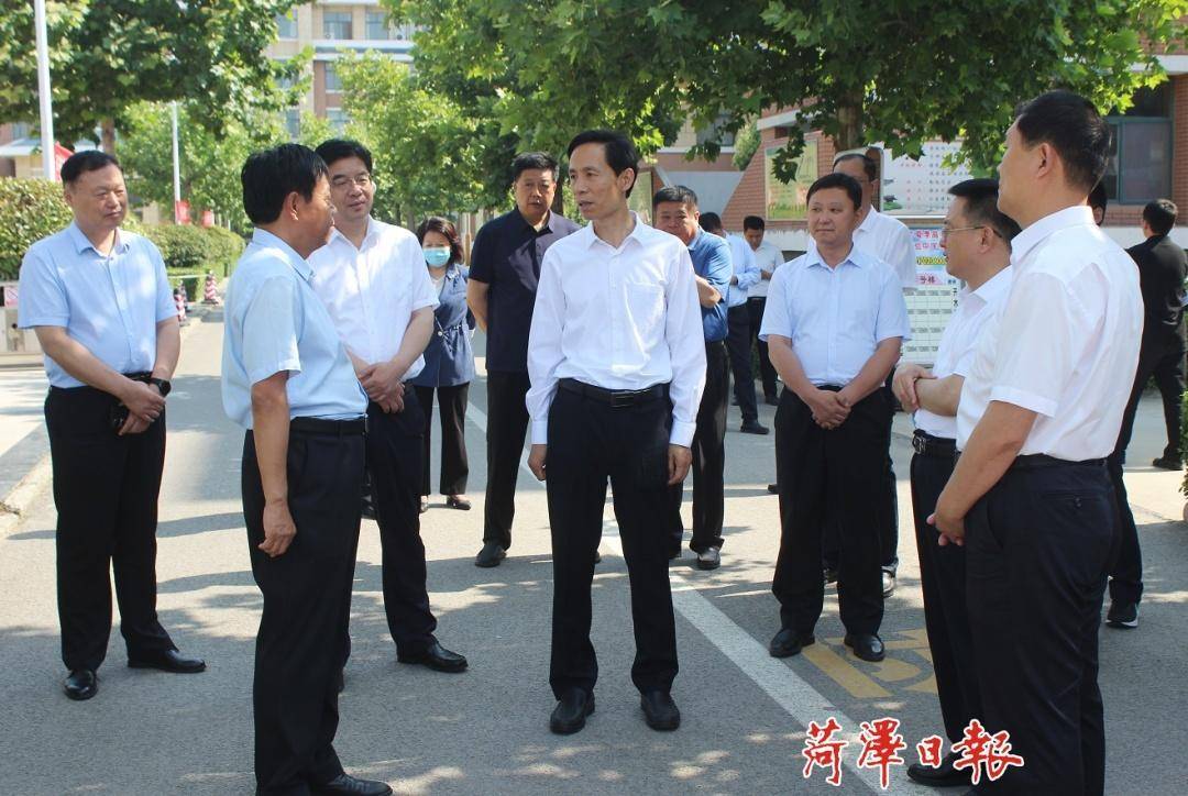 在菏泽市实验中学考点,张伦实地检查视频监控室,考务室等,详细了解