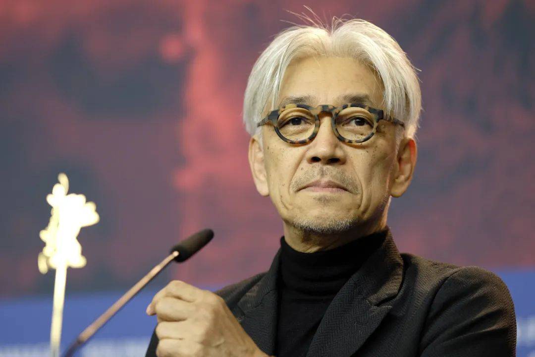 2018年,在坂本龙一对北京短暂的访问中,我特地带教授去了张亚东的工作