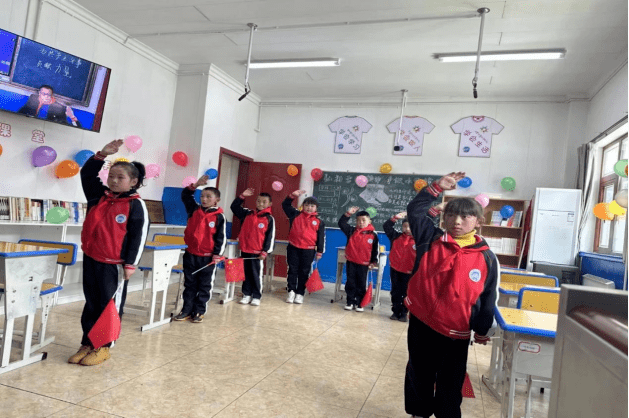 常德市武陵区东风小学和西藏山南市隆子县玉麦乡小学两校的24名新队员