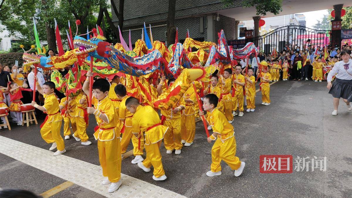 彩车开道,锣鼓喧天,武汉新洲仓埠万名村民自发送考_高考_学子_考生