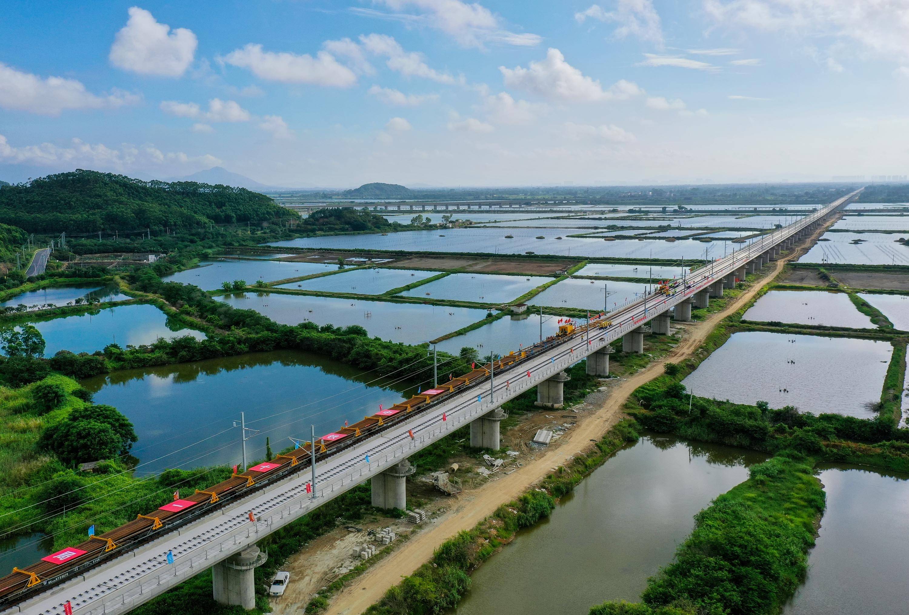 (经济)汕汕铁路全线开始铺轨