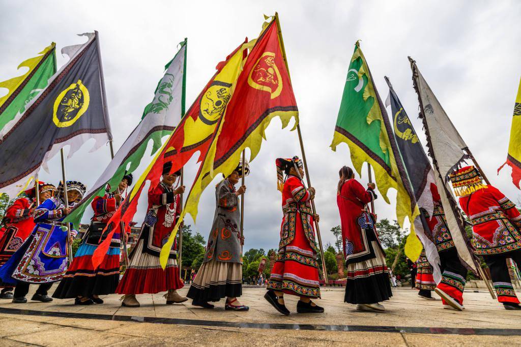贵州毕节:彝寨村民举行传统火把节活动_视觉_中国_篝火