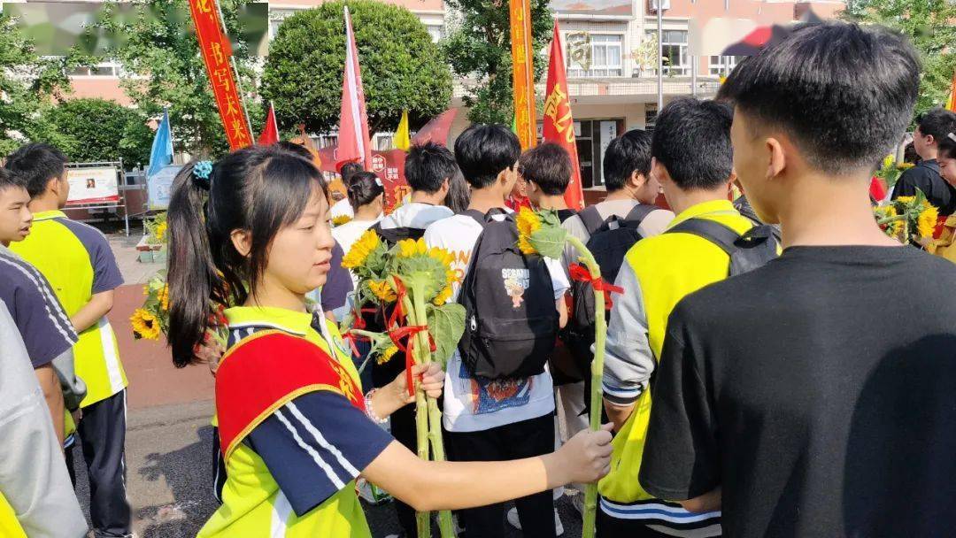 一大早,榕山中学的操场一片欢腾,大家把这份热情化作高三学子迎战高考