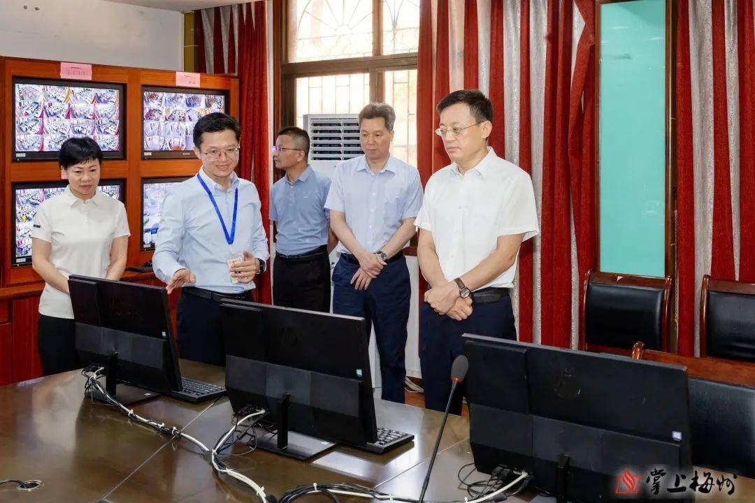 马正勇先后前往梅江区梅州中学,梅县区华侨中学,详细了解考场设置