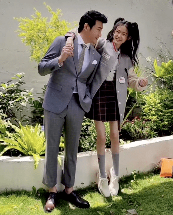 陆毅父女拍写真,贝儿双腿太细遭质疑,鲍蕾晒花絮视频力证未p图_爸爸