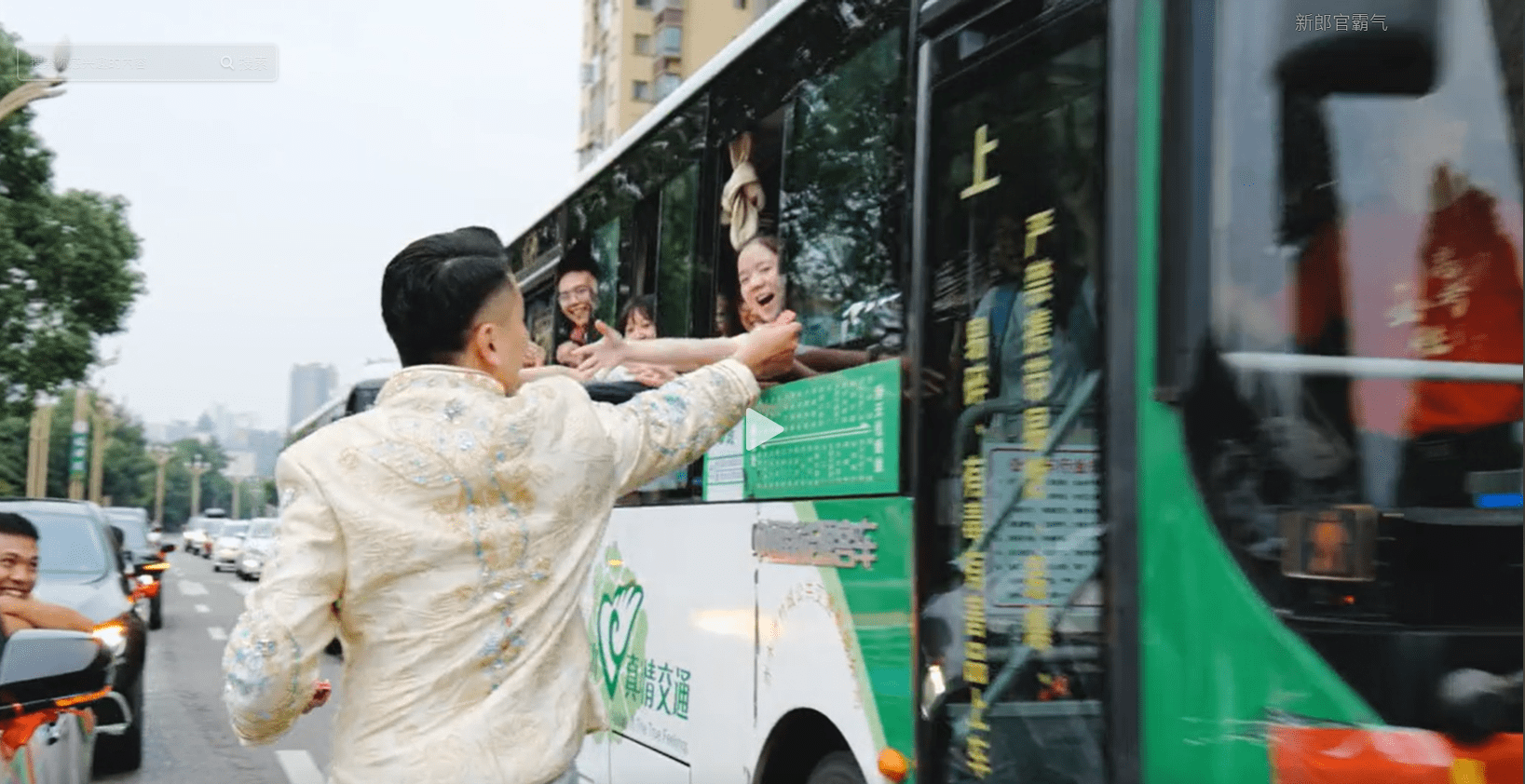 接亲队伍偶遇送考车辆，现场摄影师：场面非常热闹和喜庆