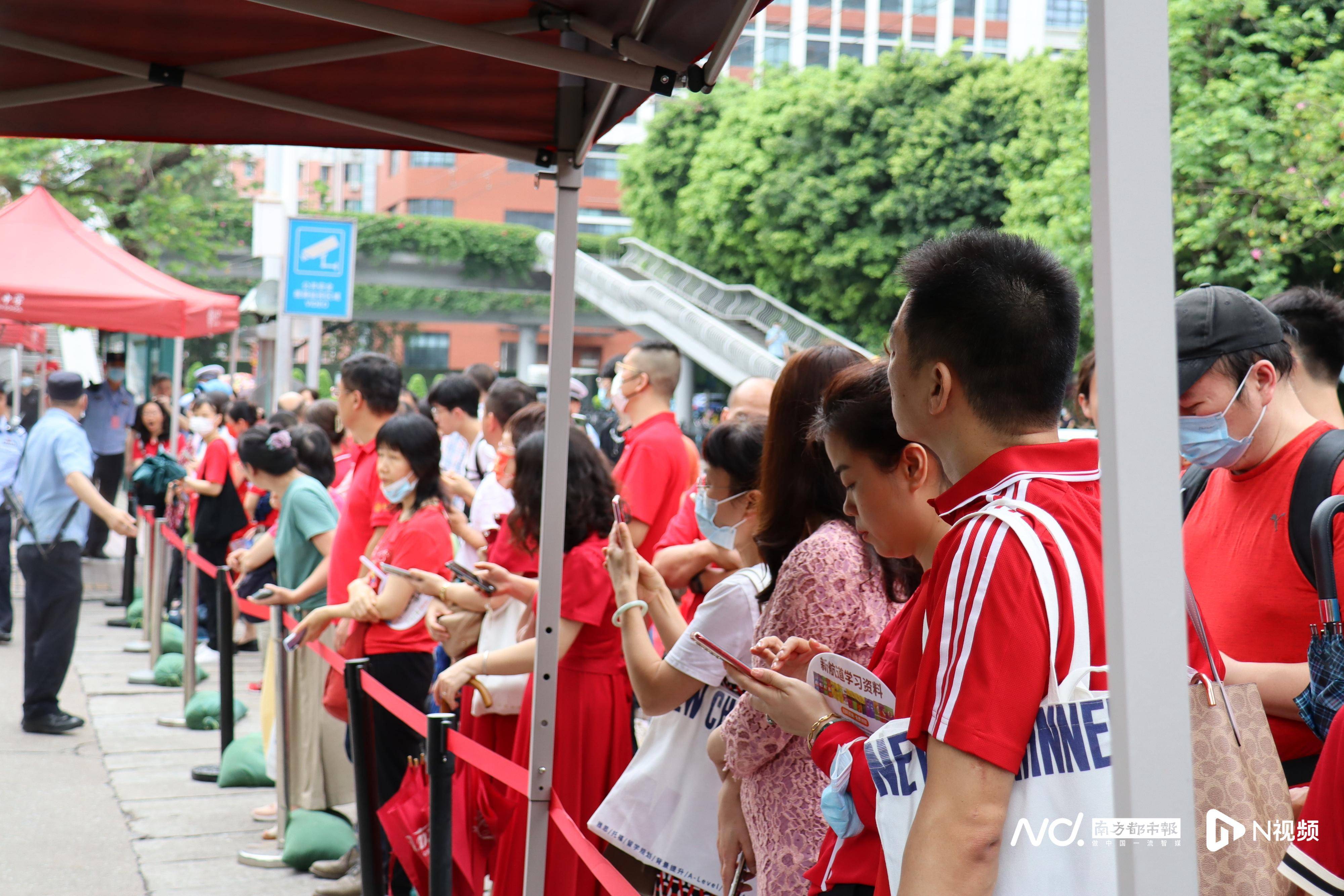 高考数AG旗舰厅学考完 华附考生：多了不敢说 应该135分以上(图8)