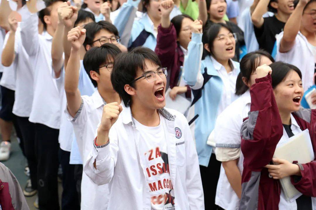 永川萱花中学考点,考生兴奋地展示准考证.