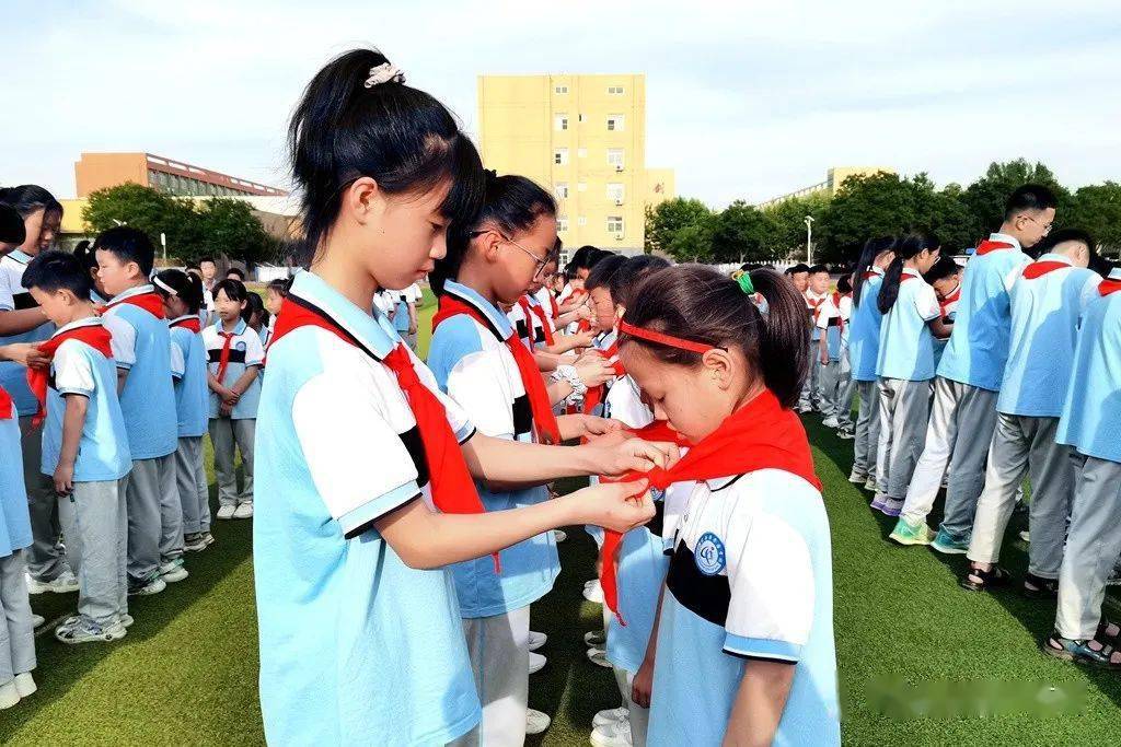 【冠县校园短讯】清华园学校举行少先队入队仪式_红领巾_少先队员