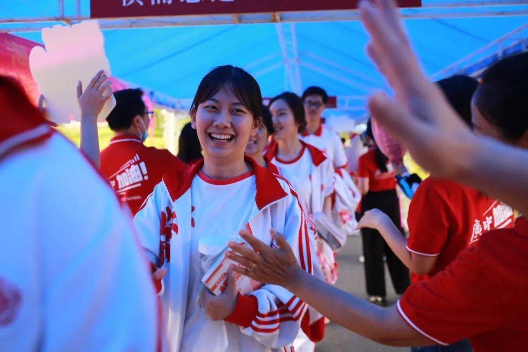 眼里充满坚定与向往陆续进入考场考生们与老师一一击掌少年出征,勇往