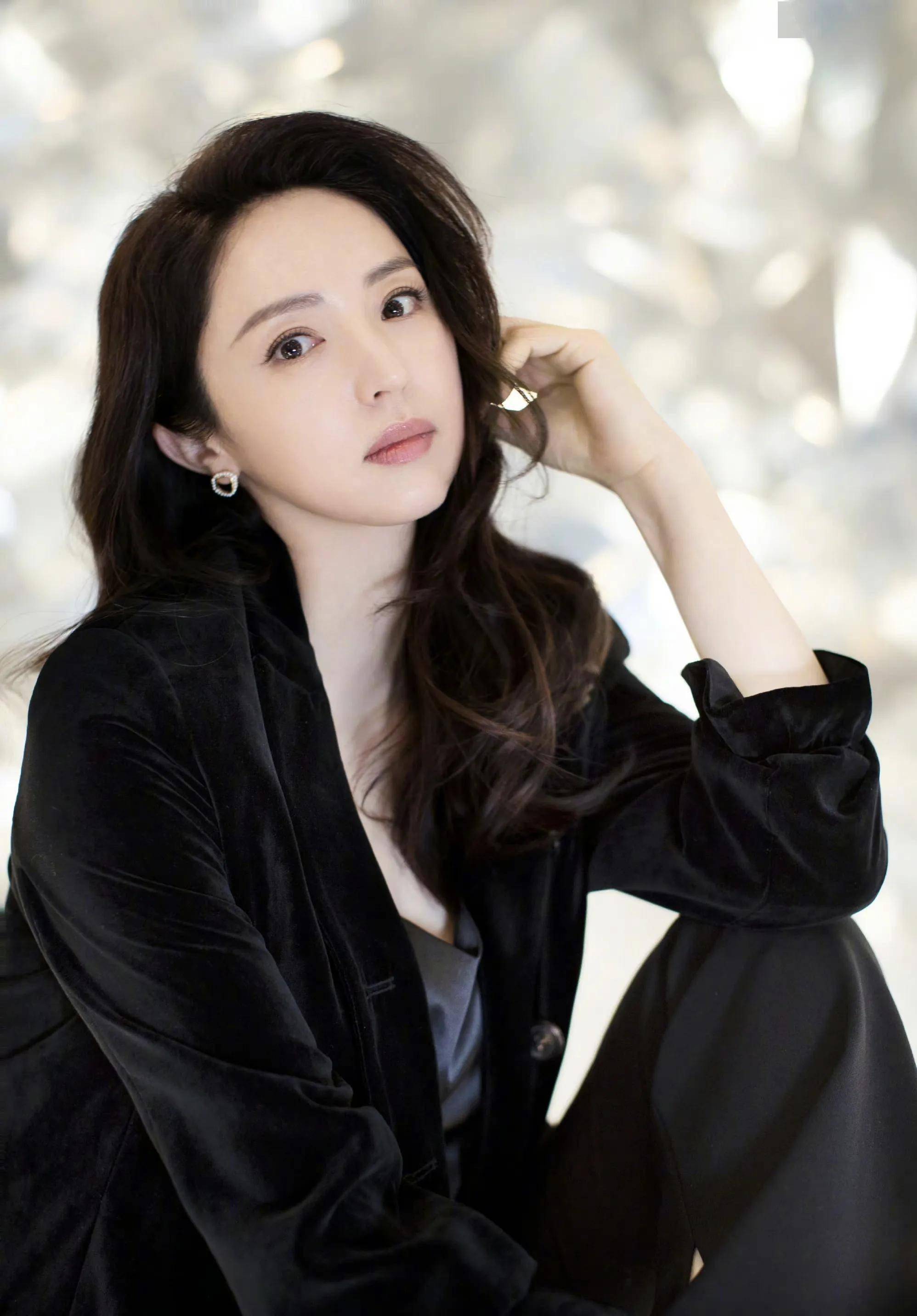 董璇魅力造型合集:温婉贤淑,典雅端庄