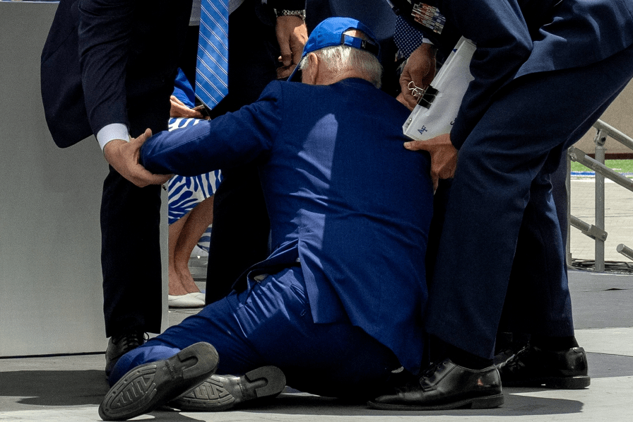 80岁美国总统拜登又摔倒了!川普:希望他没有受伤