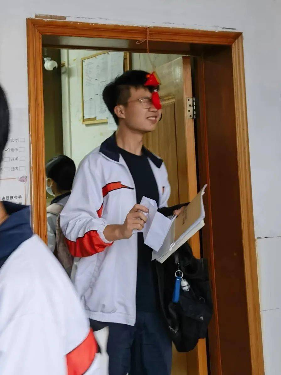 奉化考点学生走进考场.镇海区龙赛中学考点学生走进考场.