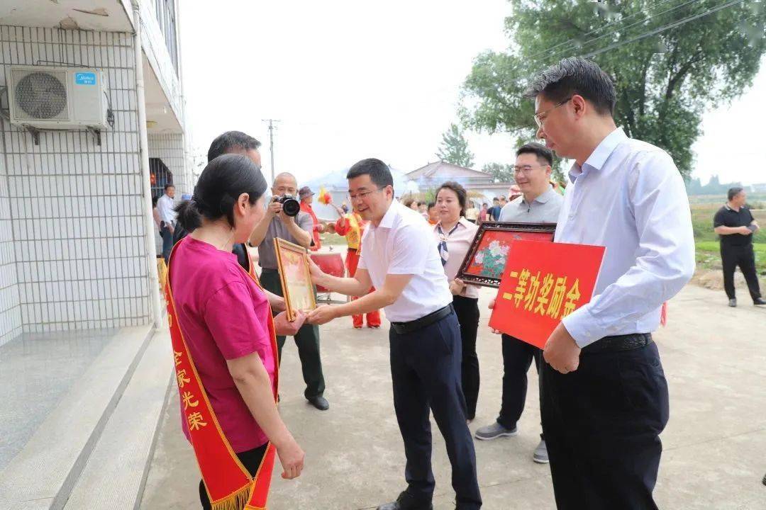 仪征市副市长李晟文,市退役军人事务局局长俞学文,大仪镇党委副书记