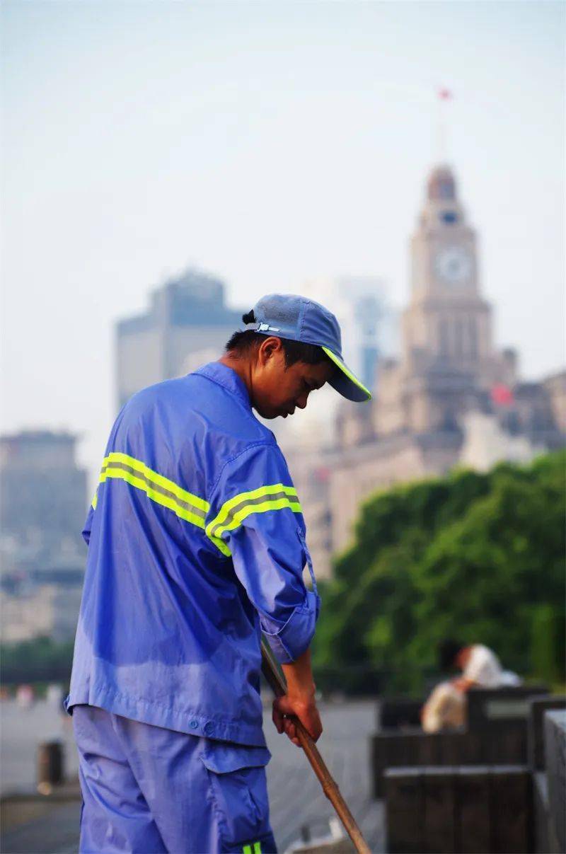 城市美容师 季青春 摄点评:因为仰拍视角,环卫工人的形象变得更加高大