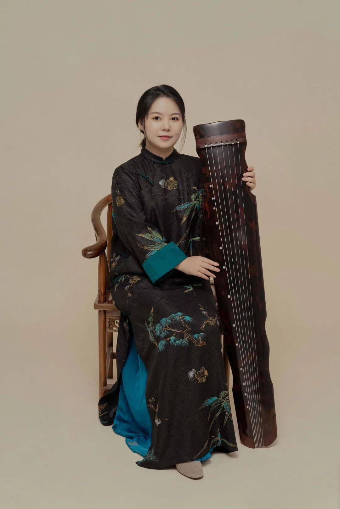 简介:青年古琴演奏家中央音乐学院古琴硕士研究生中国琴会理事曾任职