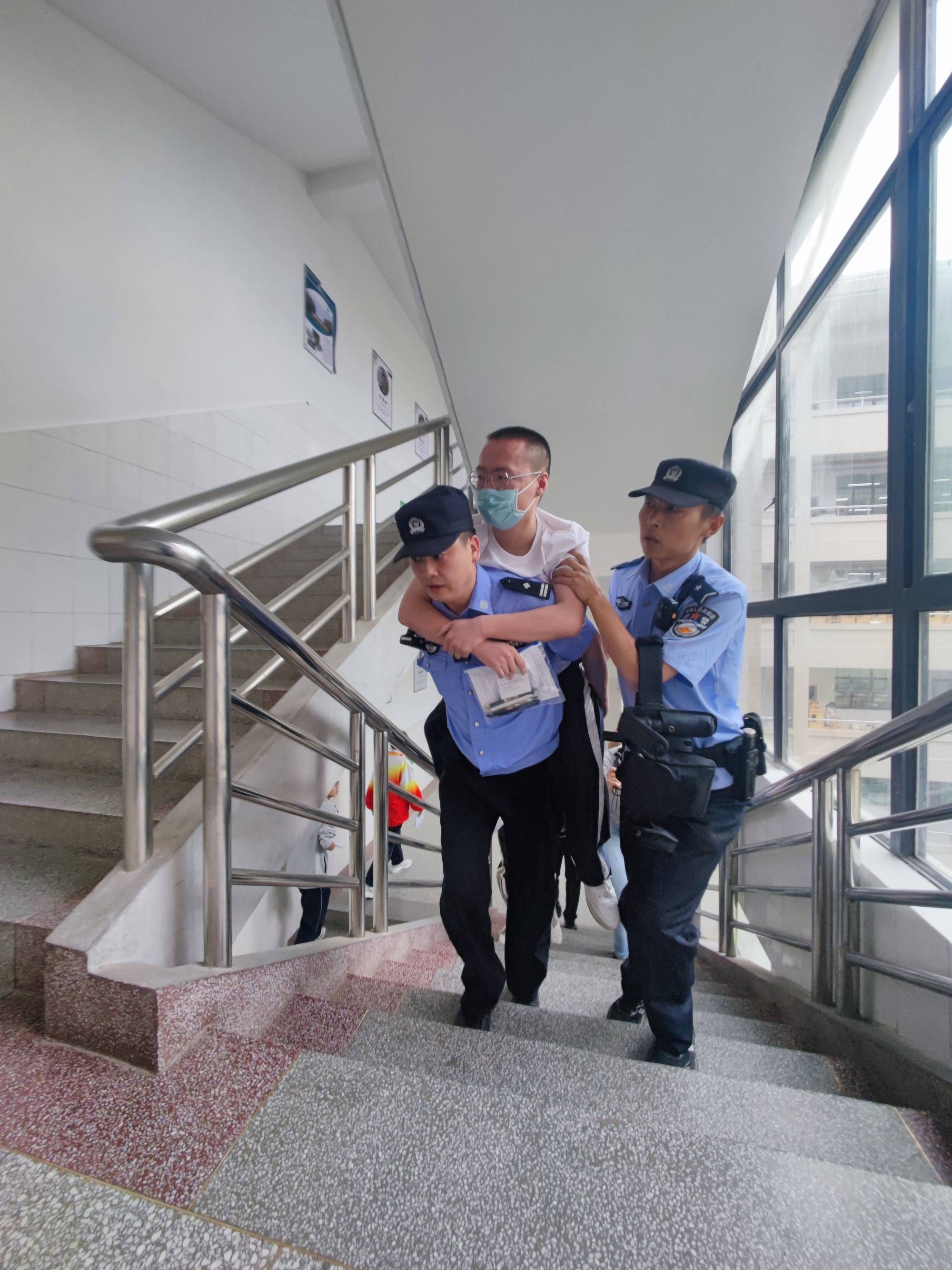 湖北出动警力358万人次护航高考