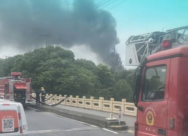 青浦一单位爆燃起火，1死1伤_装置_公路_救援