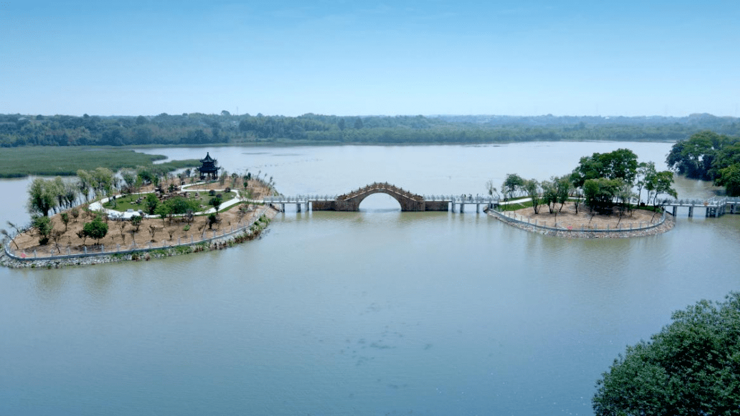 东亭湖风景秀美,建有接清台,东湖草堂,见一亭,木末亭,吕祖祠,苍仙祠