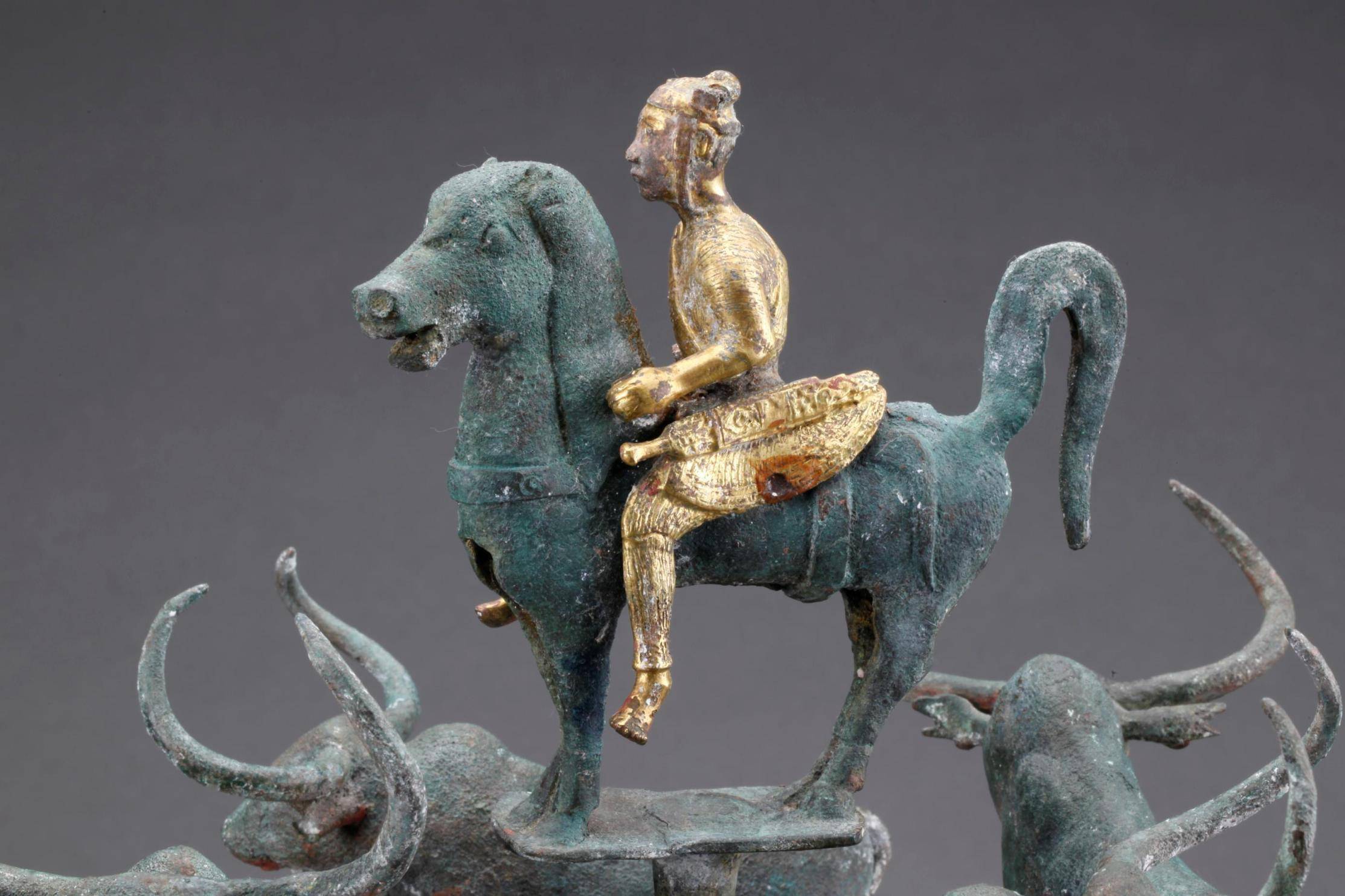 在滇人的心目中虎为百兽之王,象征权威封牛代表财富和生命两只虎,四头