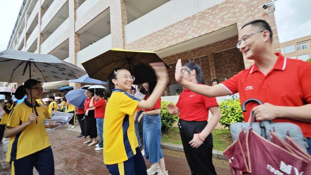 等待你們凱旋開考中,廉江二中門口執勤交警把手路口為考生們保障安靜