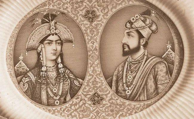 沙贾汗死后,奥朗则布将他埋葬在陵墓中,旁边则是他的妻子慕塔芝·玛哈