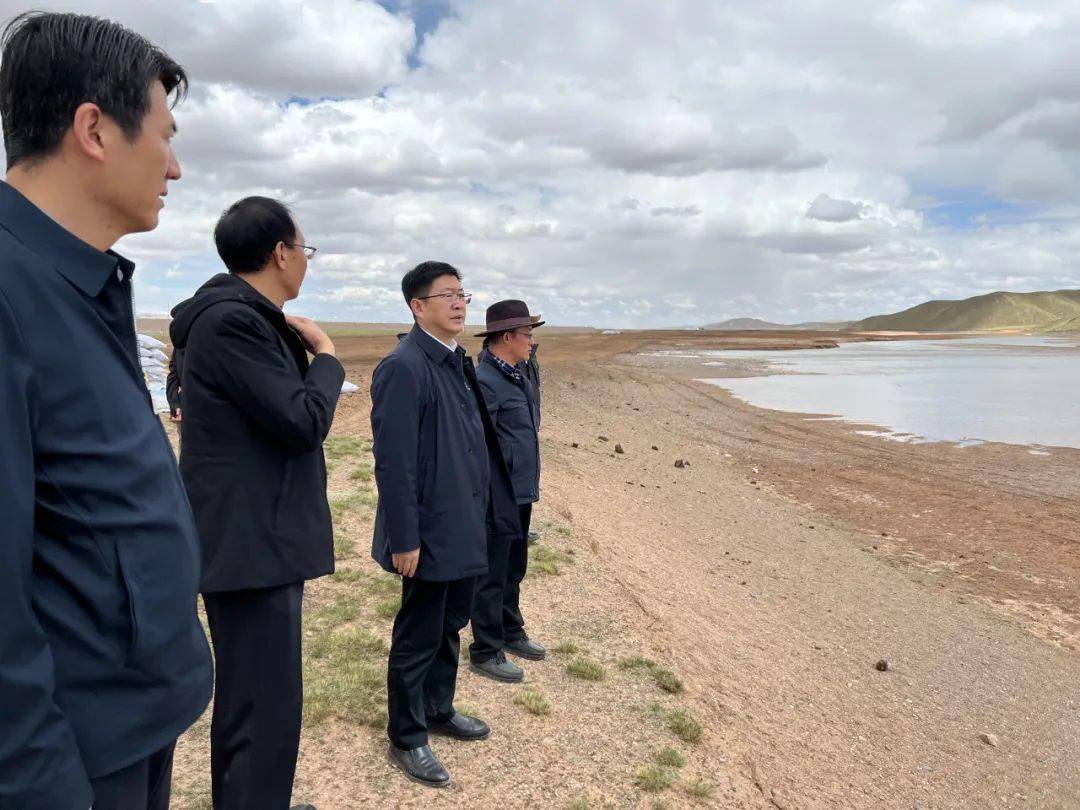 叶万彬在玛多县巡河湖时强调:当好"中华水塔"守护人确保"一江清水向东