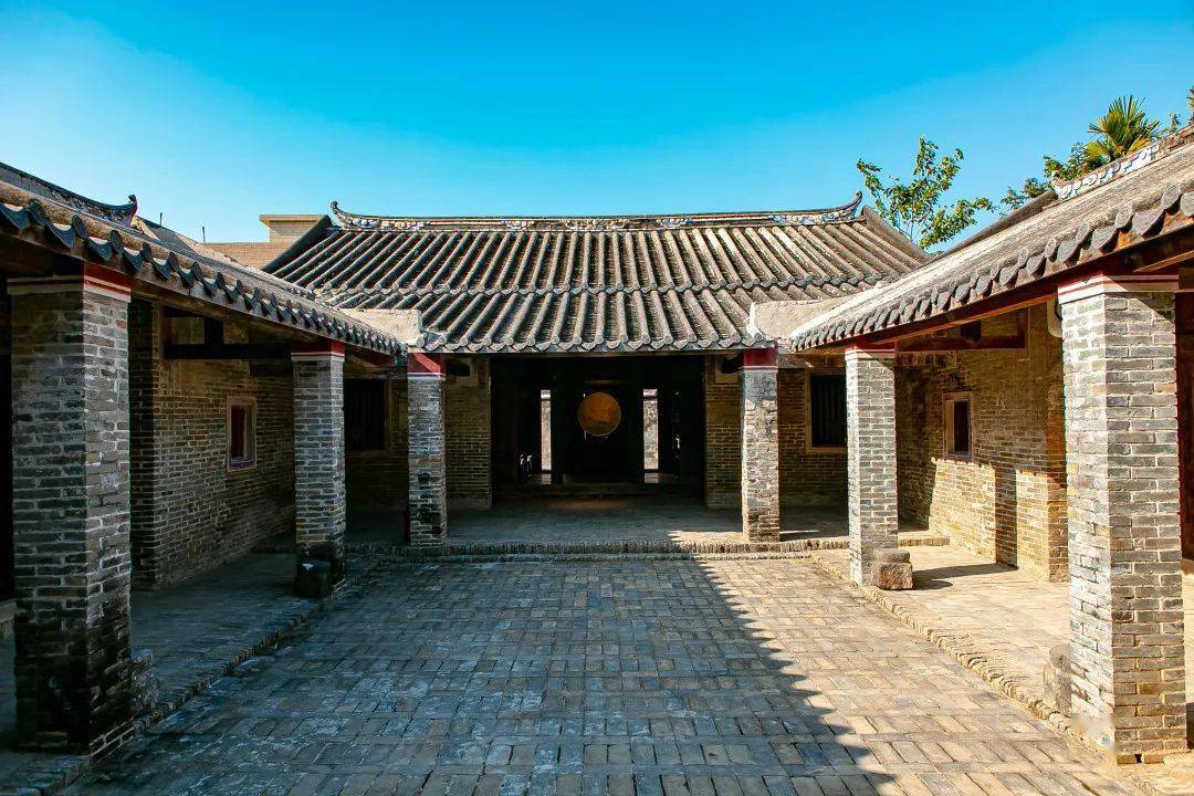 被称为"明清海南传统民居群的活标本",而张家宅是保平村的经典范例