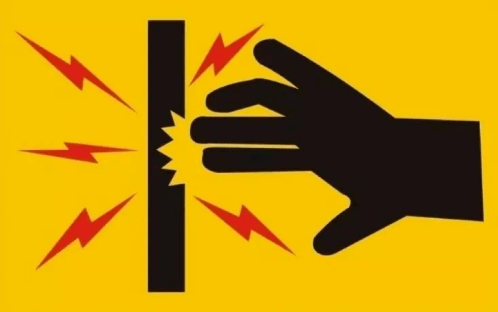 在室外活动时,要教育孩子不要爬电线杆,不要在高压线下游戏,不能用手