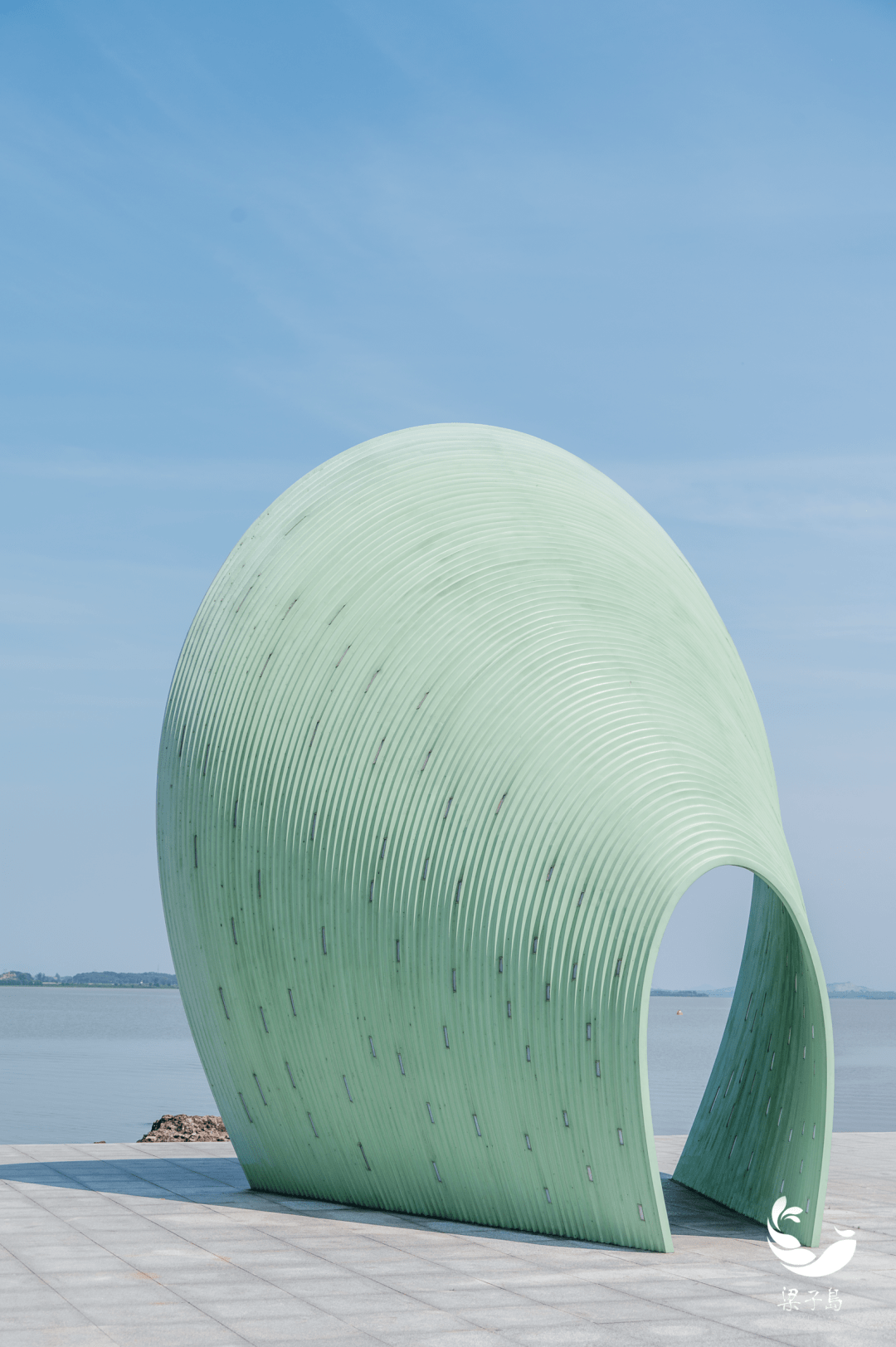 梁子之光传说是为了纪念玉红母子感天动地的善举此处名为"娘子像"一座