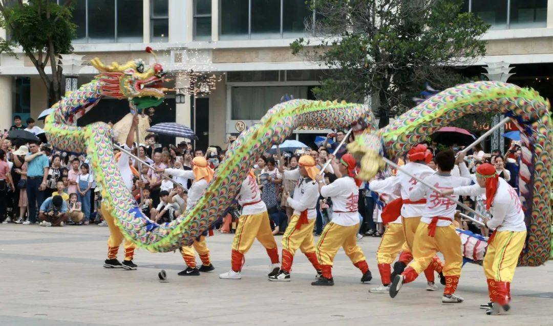 随后,二十四节气鼓,英歌舞,蜈蚣舞,浮西醒狮,陈厝洲双咬鹅舞,双龙舞