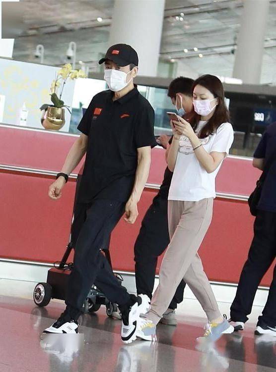 张艺谋穿1万多鞋亮相,小31岁娇妻紧随其后,打扮低调似导演助理_休闲