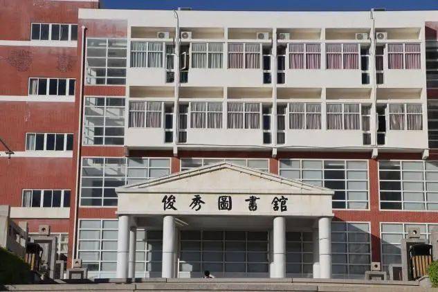 坐一坐熟悉的座位,借一本未看完的书,毕业前再去泡一次图书馆吧,图书