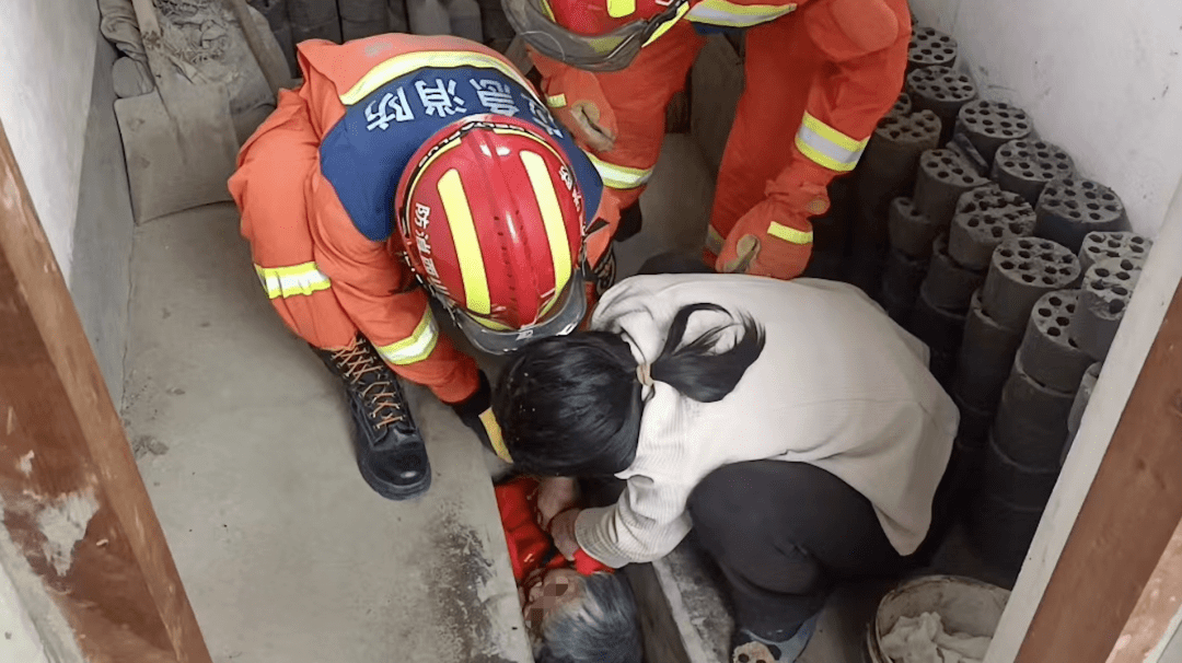 八旬老人跌入粪坑，消防员进入旱厕内部救援_防火_报警_麦浪
