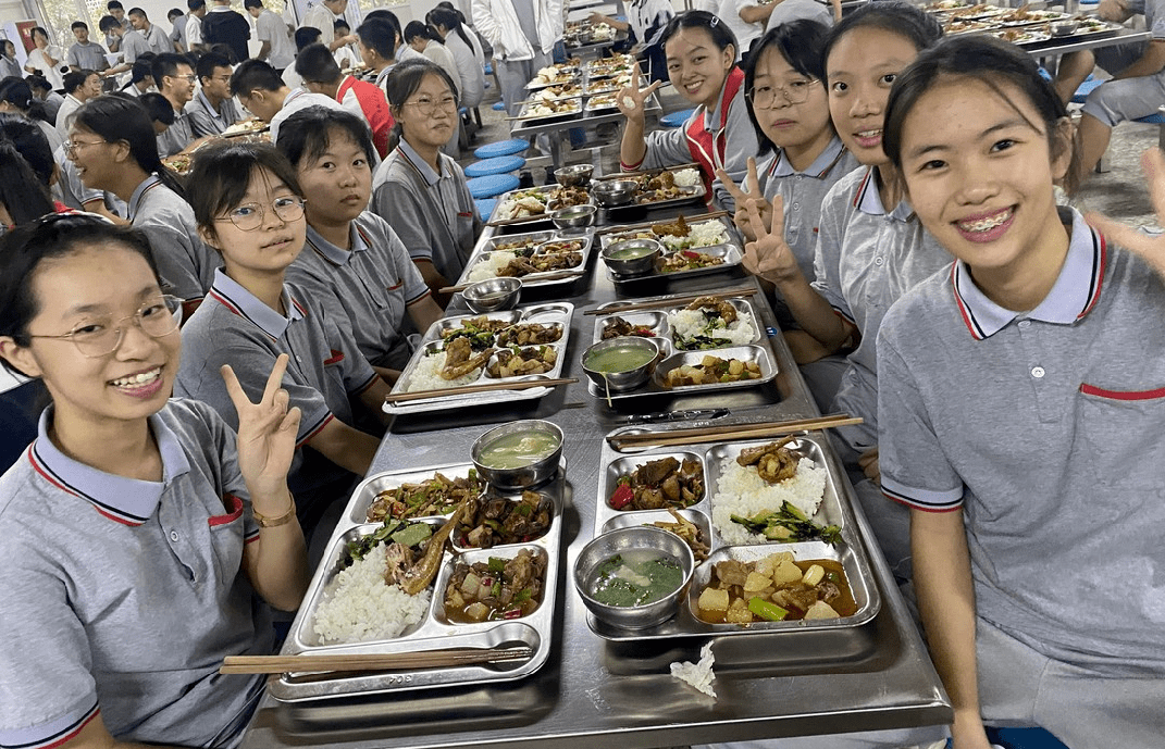 6月9日晚餐,食堂餐桌上一道道寓意美好的"中考加油餐"早已整齐排列